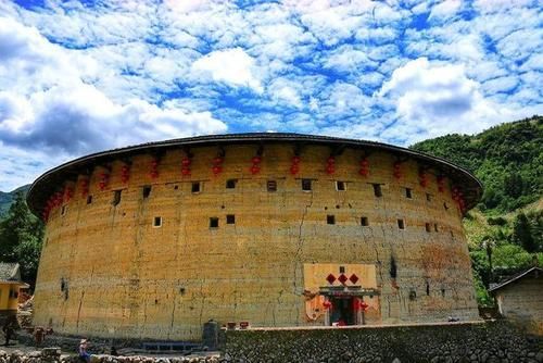 福建有一座土楼：建于元末明初，有700多年历史，至今还有人居住