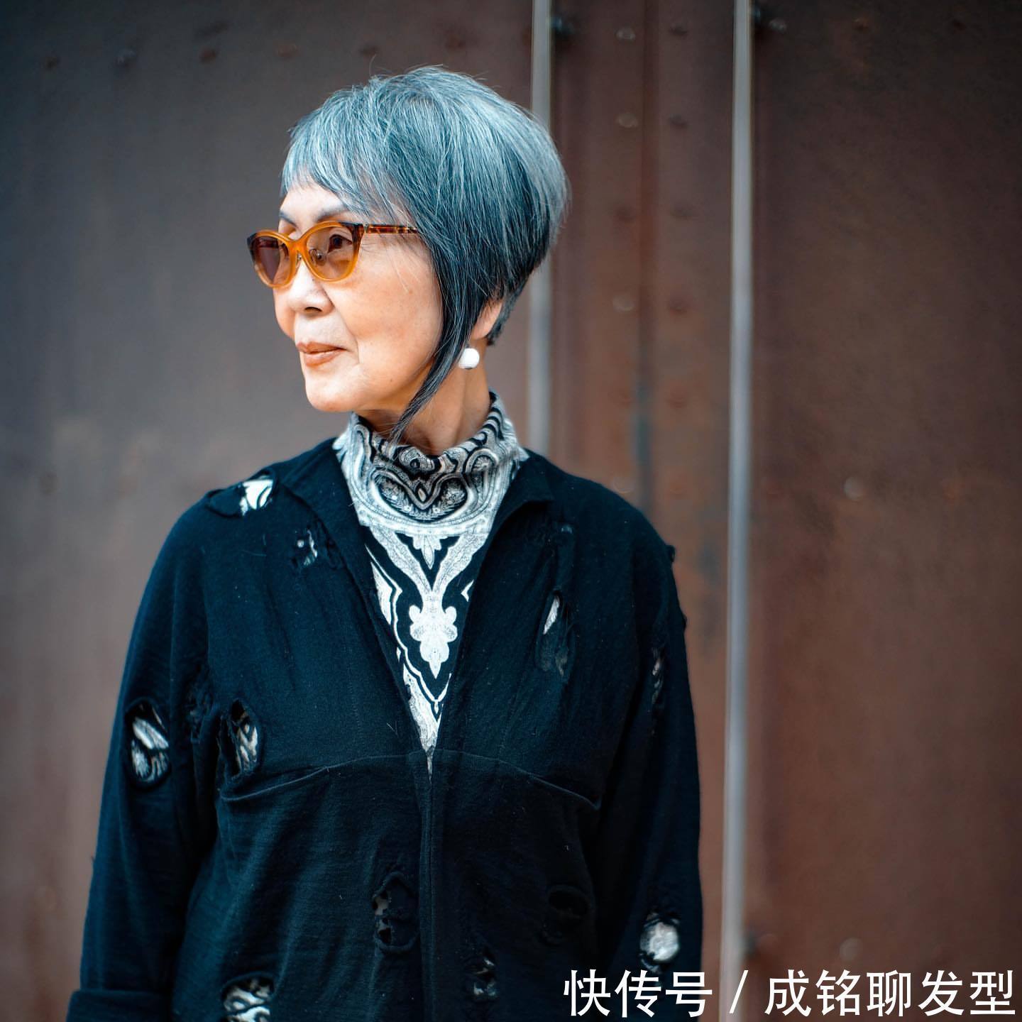 穿搭 以前每年都要烫染,退休后不想染发了,什么发型精干好看显年轻?