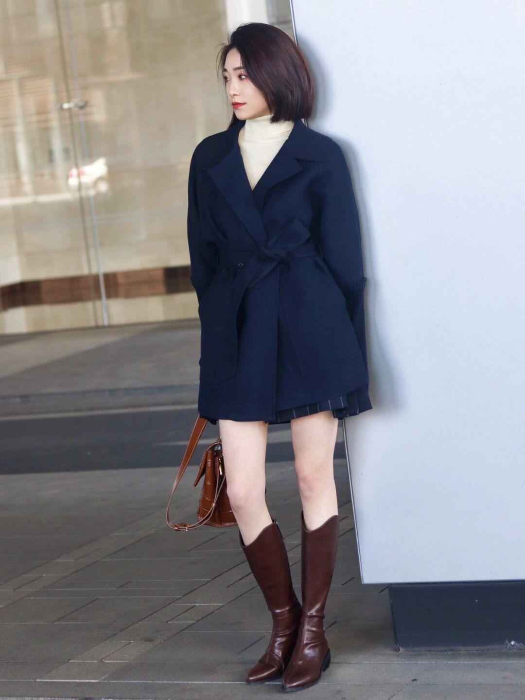 大衣 这个冬天一定要做好保暖工作,棕色羽绒服+直筒牛仔裤,休闲又百搭!