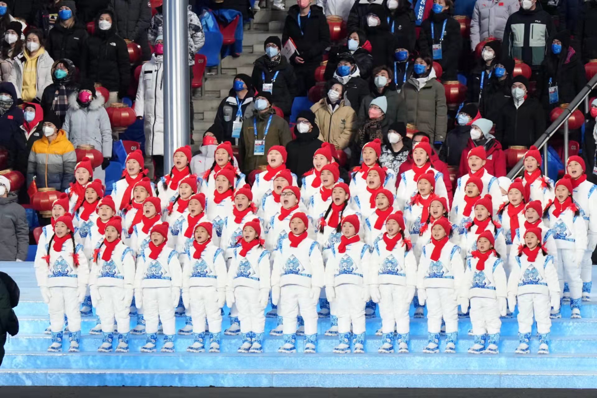 阜平娃娃合唱团重返鸟巢献唱!开幕后曾只睡5小时就去看升旗