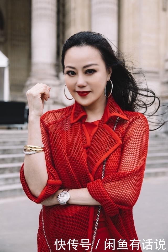 贵妇|微胖的章小蕙才是真贵妇，穿红色网纱裙成熟优雅，名媛气质藏不住