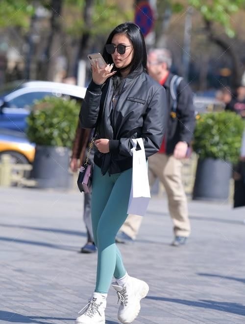 运动服 美女身穿瑜伽裤配白靴，气质超群，修身版型显好身材！