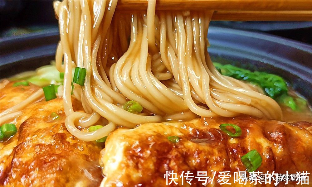 教你好吃的懒人煎蛋焖面,10分钟搞定,一个星期吃几天都不腻