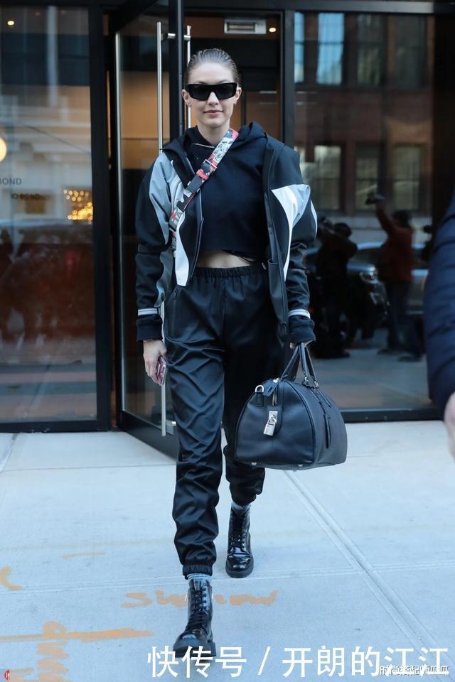 小黑裤已过时，今年流行“灯笼裤”，适合中年女人，确实减龄美