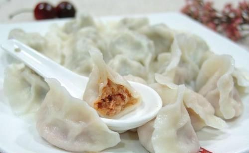 美国大胃王挑战中国美食,一口气点下200个水饺,结账时尴尬了