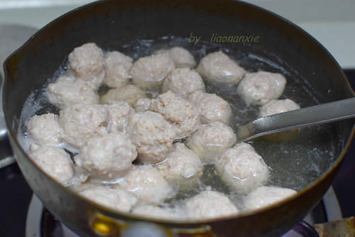 猪肉和豆腐的神仙搭配，不需要很多调味料，简单一煮超鲜美