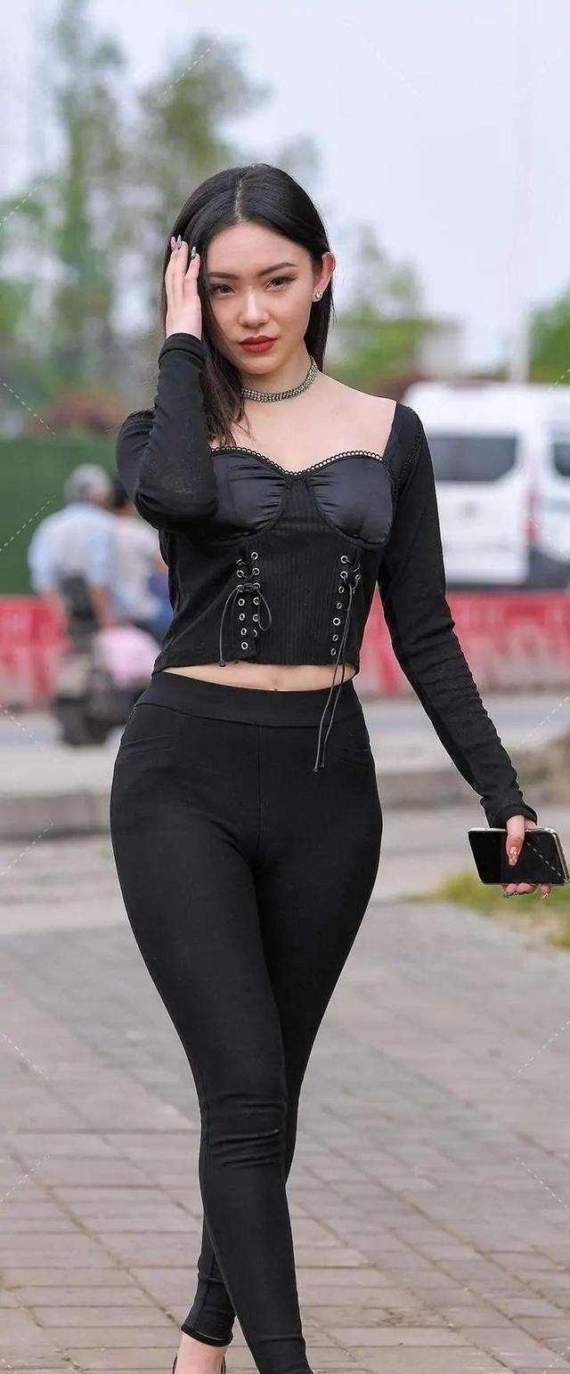 时尚|白衬衣配黑裙子,鱼尾裙设计独特,极具特色