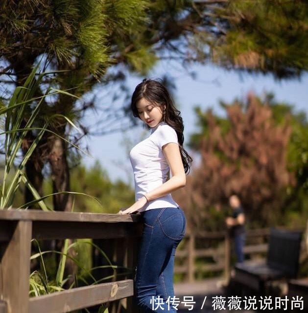 紧致|紧身牛仔裤映衬出的紧致身材,实在太美了