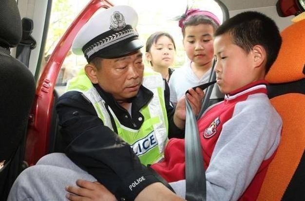 陌生人|5岁男孩被爸爸遗忘在车里太阳暴晒三小时，打开车门后，宝爸泪崩