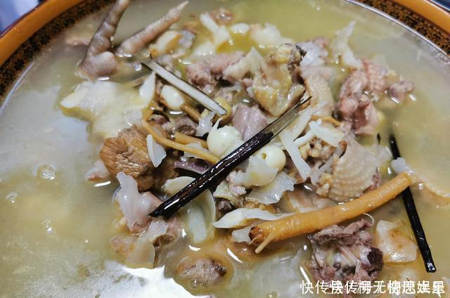 自家养的老土鸡，这样的做法，好吃到放不下碗，妈妈太厉害，太赞