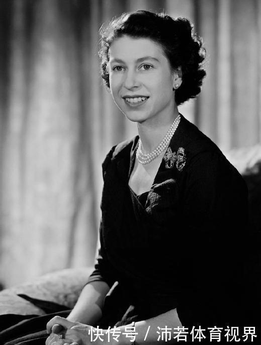 一条项链戴了76年,94岁英女王为你示范,珍珠项链这样戴才最优雅