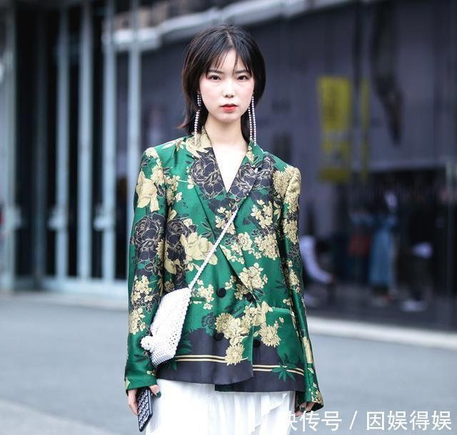 街拍小姐姐穿着黑色网纱的仙女裙,太有感染力了