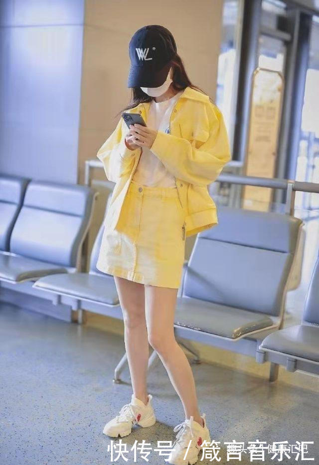 漫畫|Baby機場秀漫畫腿，只顧低頭玩手機熱聊，網友“腿精”本人啊