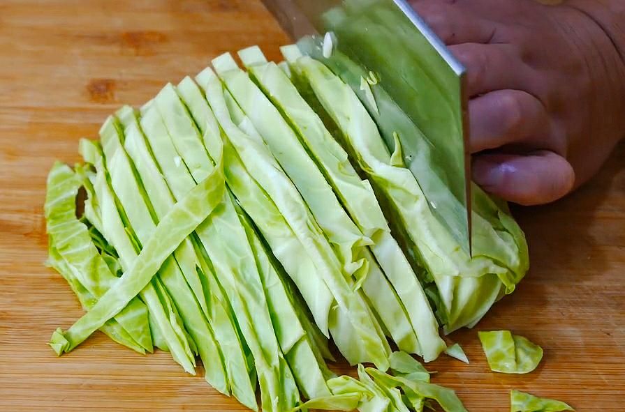 炒包菜,切记不要直接下锅炒!很多人一直做错了,难怪出锅不好吃