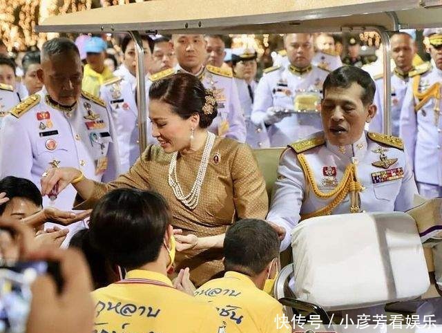 苏提达|诗妮娜不在眼前苏提达放松警惕?一身土豪金显俗气,直筒腰输贵妃