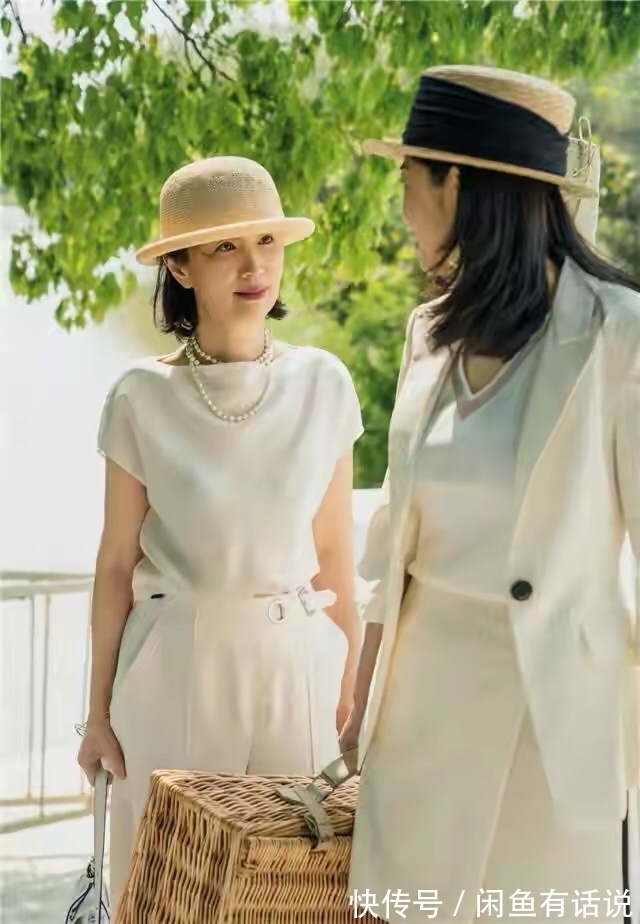 遮臀|三木妈妈的出游照太美了,简单的基础款穿得时髦上照,哪像50多岁