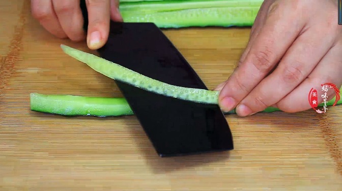 这是黄瓜最脆爽,入味的做法,老酒鬼们一盘菜,能喝半斤酒,过瘾