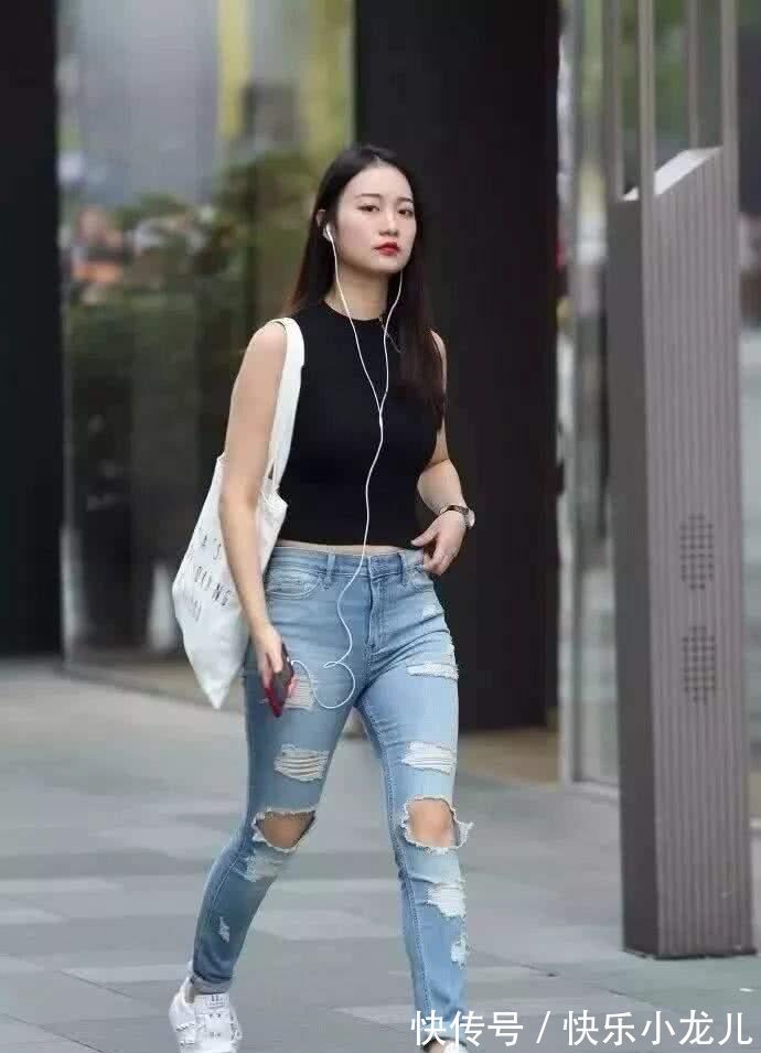 牛仔裤 时尚可爱的小姐姐,破洞牛仔裤穿搭走在街上格外的时尚优雅
