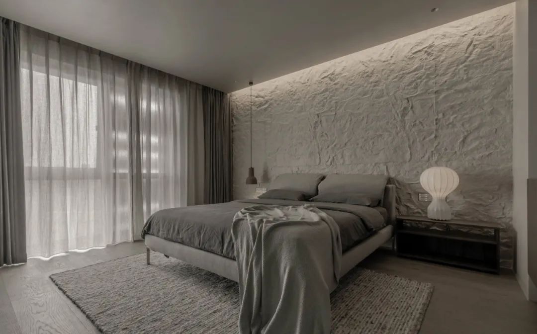 高级灰|230㎡极简高级灰,连天花板都刷成灰色,设计效果很独特