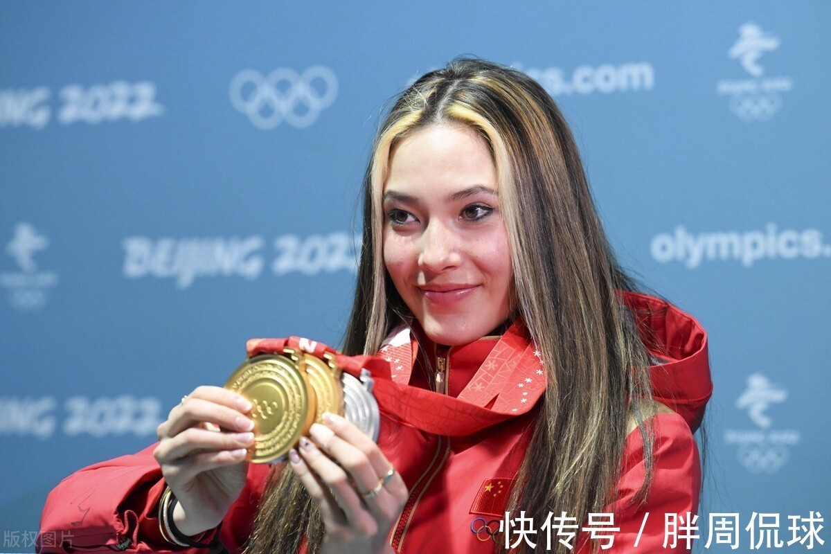 北京冬奥会|谷爱凌冬奥斩获2金1银,18岁天才宣布启程返美,原因令人感动