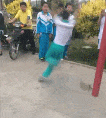 |搞笑GIF:这么长的婚纱,会不会影响交通