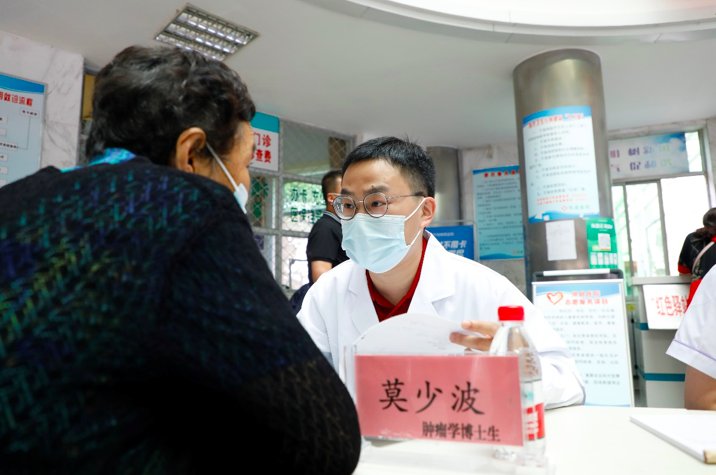 看病|“大城市的医生来给我们免费看病了”，复旦“博医团”走过27年又出发了