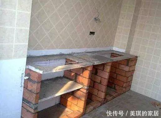 红砖|越来越多人家里不买橱柜了，回家直接用水泥砌，太聪明了！