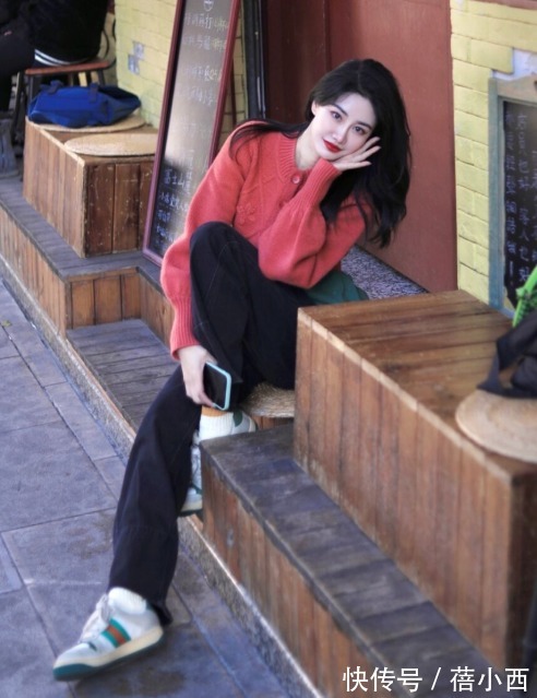 毛衣 新年穿搭别太沉闷,照搬这4套毛衣穿搭,显气质还高级