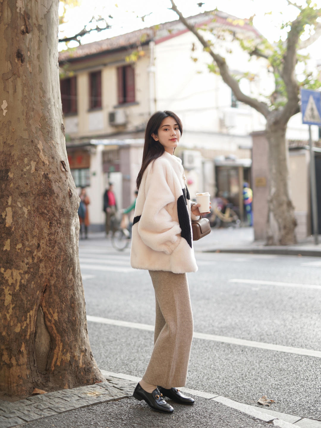 黑色 “毛绒外套”冬季必备单品,入冬这么穿优雅好看,帮你打造好气质