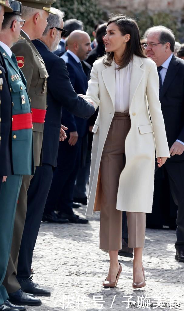 西班牙王后又一次穿出新高度,白大衣搭九分西裤高级,还很显腿长