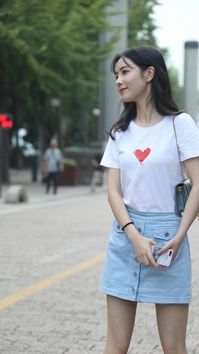 吊带连衣裙|长发飘飘的小姐姐,穿一袭吊带连衣裙,十分飘逸