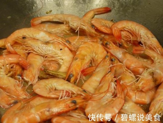 大虾别再吃水煮了，酒店大厨教你做法，5斤不够吃，1盘接1盘