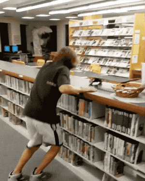 |搞笑GIF:今天周六 带女朋友去海边看看海