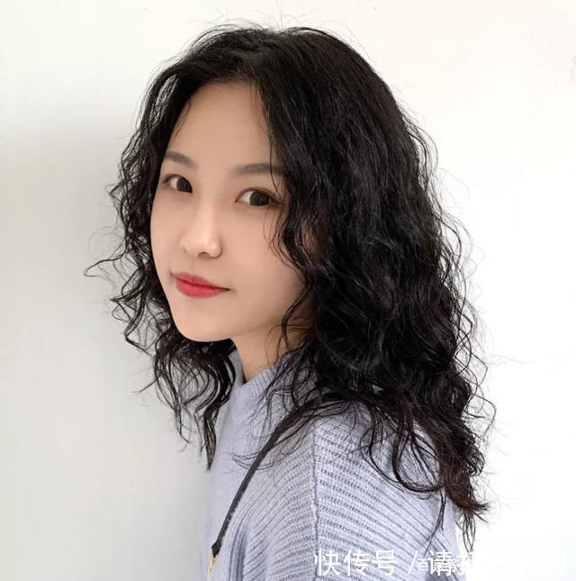 洋气|今年秋冬发型别乱剪,18款洋气烫发送给你,无论胖瘦都适合
