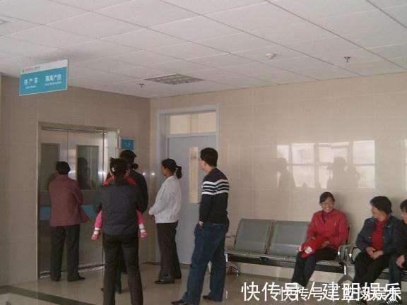 小女孩|二胎妈妈半夜生娃,5岁女儿独自守在产房外,护士询问后潸然泪下