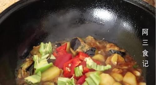 茄子加土豆一起做,实在太好吃了,出锅比肉还香,天天吃都不腻