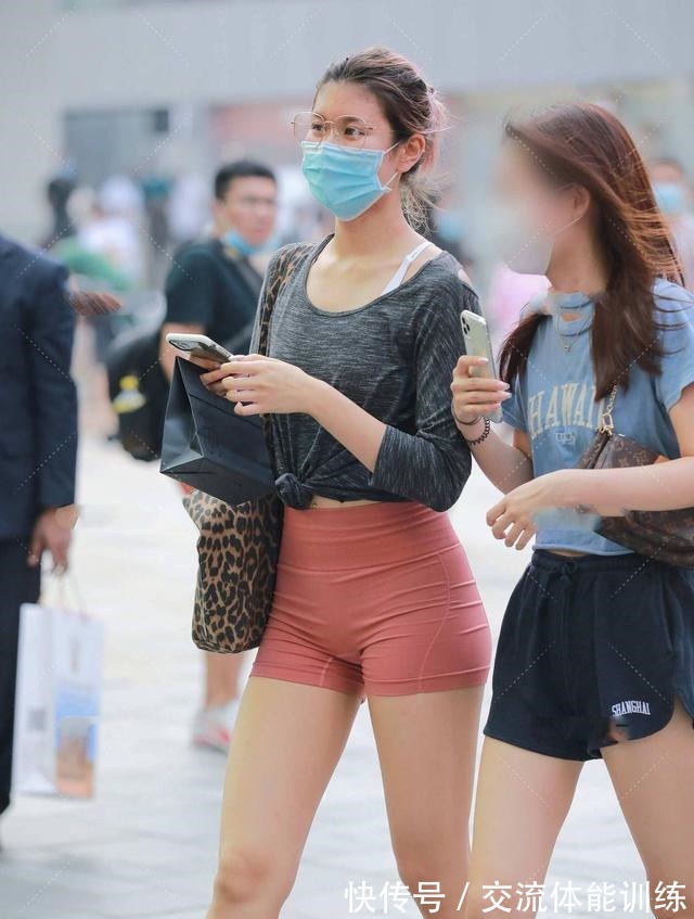 搭配 深色上衣搭配同色短裤,清爽又显时尚的搭配!