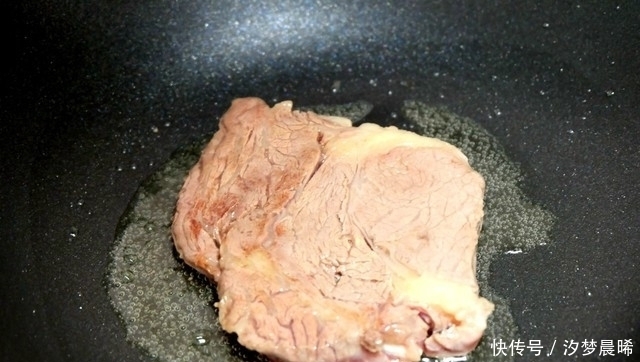 简单|牛排土豆做成家常炒菜,肉香土豆糯,做法简单营养好吃