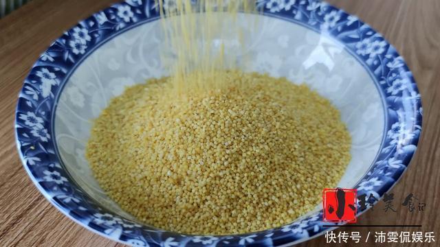 做成|小米加上一袋牛奶,做成小米糕,养胃易消化,暄软香甜,真好吃