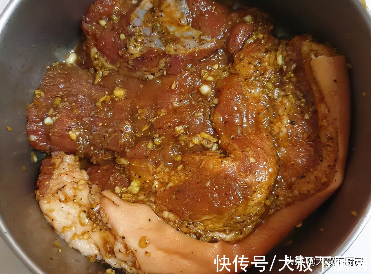 正宗客家美食,大叔教你十三香咸猪肉,酥脆味美,做法超简单