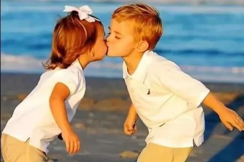 小朋友|幼儿园小朋友亲密搂抱,女孩爸妈不满,男孩家长无奈:他只有4岁