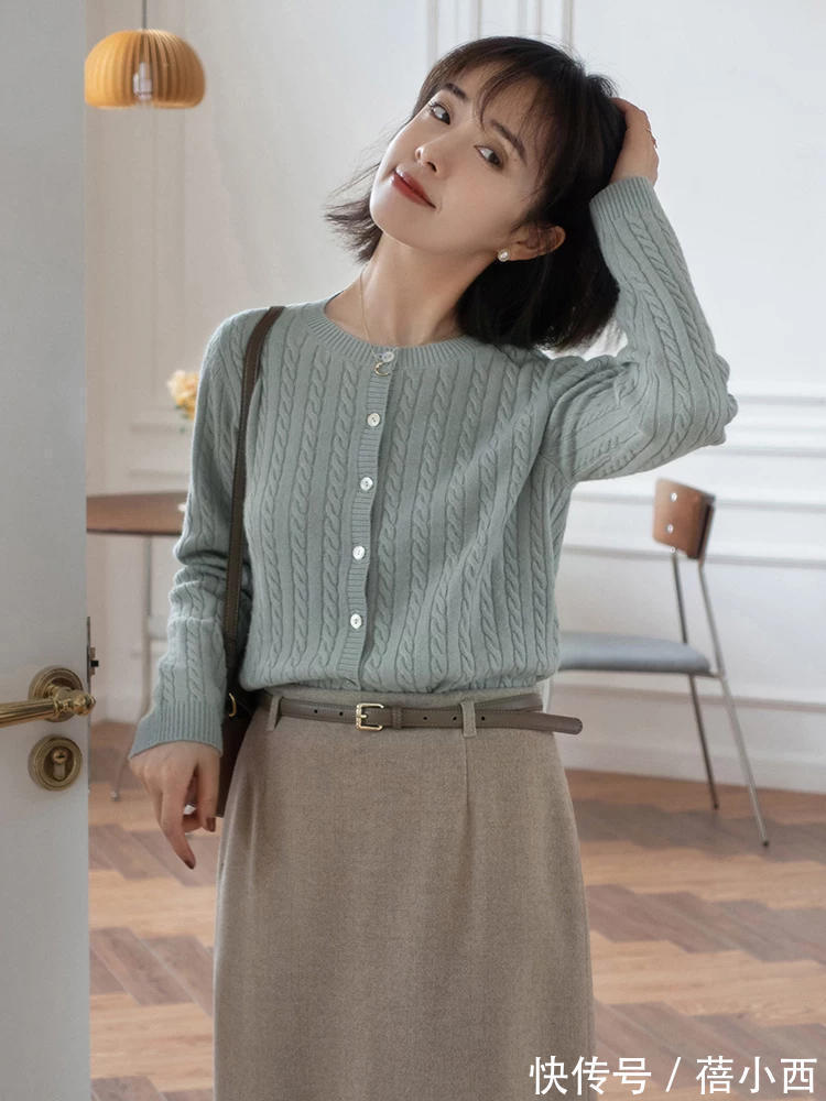 博主|少女感过时了,40岁的女性还是要多穿“毛衣开衫”,优雅又大气