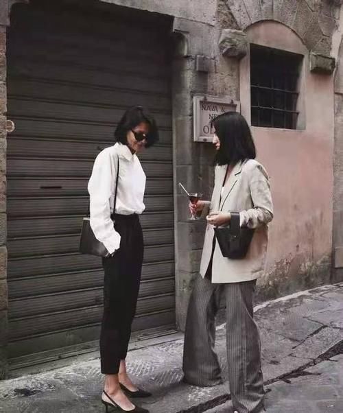 2021年流行的高级色，很适合皮肤黄黑的女人，时髦显白有气质黄黑皮能穿流行色吗？2021流行色推荐高级色搭配运用法则：