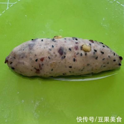 做好黑芝麻核桃蔓越莓软欧,有色有香又有味