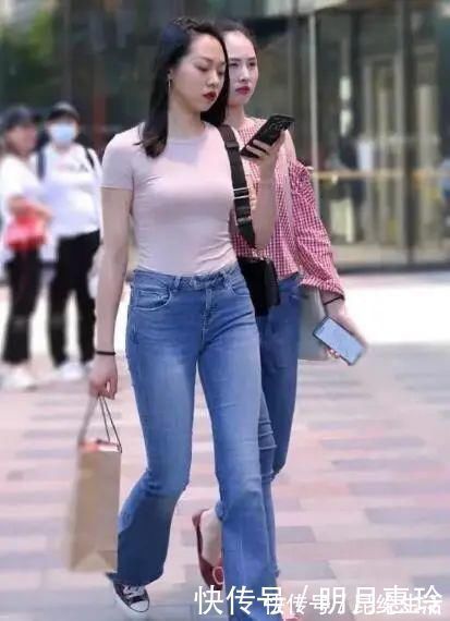 优雅 牛仔裤散发出休闲和优雅的味道,同时又不失优雅和大方