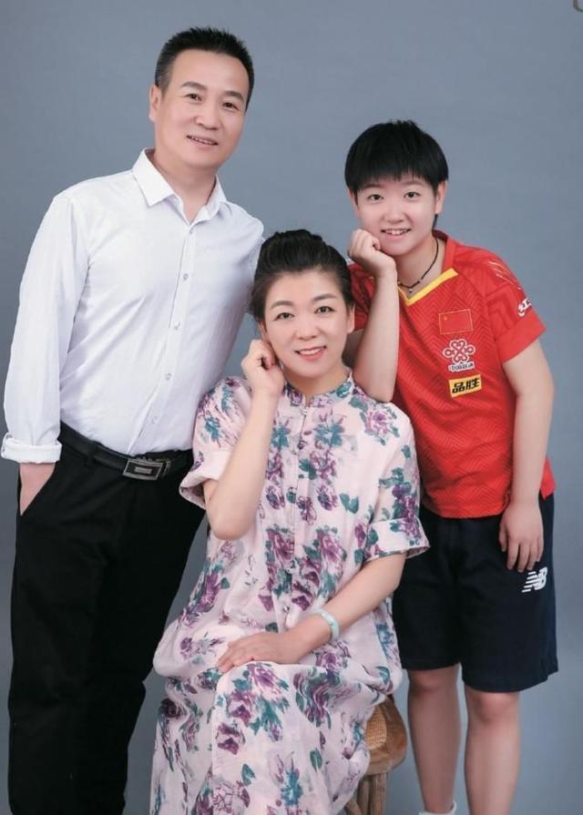 女单|孙颖莎全家福曝光！妈妈颜值气质与莎莎神似姐妹，莎爸基因太强大