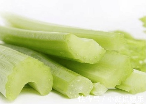 生病|吃完芹菜很多人有这习惯，怪不得会容易生病，快通知父母吧！