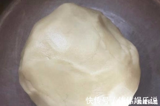 搅拌均匀|早餐饼最好吃又简单做法，1碗面粉，开水一烫，15分钟做好出锅