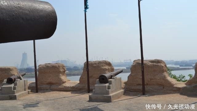 后裔|男子自称乾隆后裔,手上戴价值3亿扳指,经常身着龙袍去祭祖