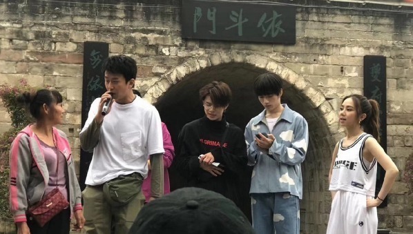 低头玩手机|邓超被无视张颜齐不理对方,低头玩手机一脸沉重